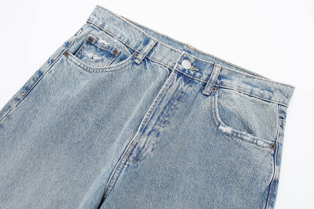 Vintage Mom Jeans Damen – High Waist, Straight Leg, Destroyed Look mit Patch-Details in Hellblau