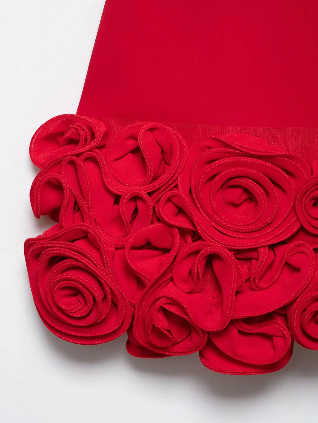 Arielle – Rotes Minikleid mit Rosenblüten-Saum & Spaghettiträgern