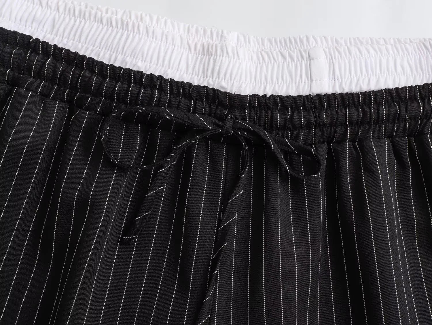 Elara – Schwarze Wide-Leg Hose mit Nadelstreifen & Kordelzug
