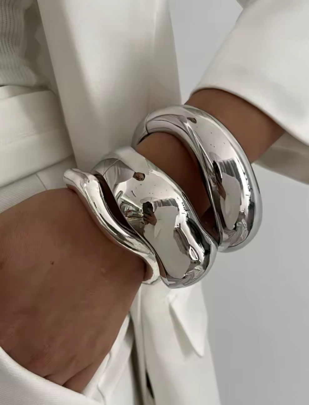 Nova Obscura – Skulpturale Armreifen in Gold & Silber