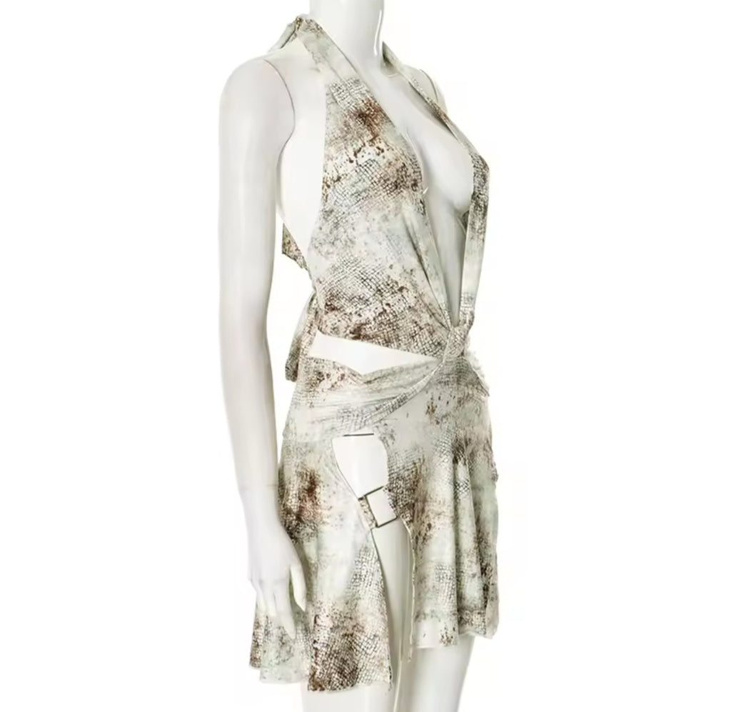 Serpentina – Sexy Cut-Out Minikleid mit Schlangenhaut-Print