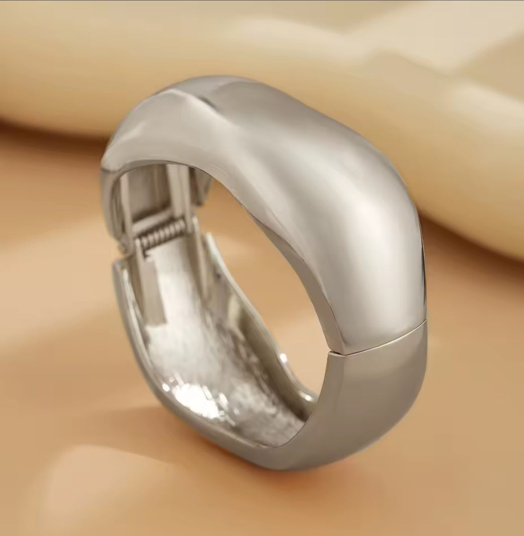 Nova Obscura – Skulpturale Armreifen in Gold & Silber
