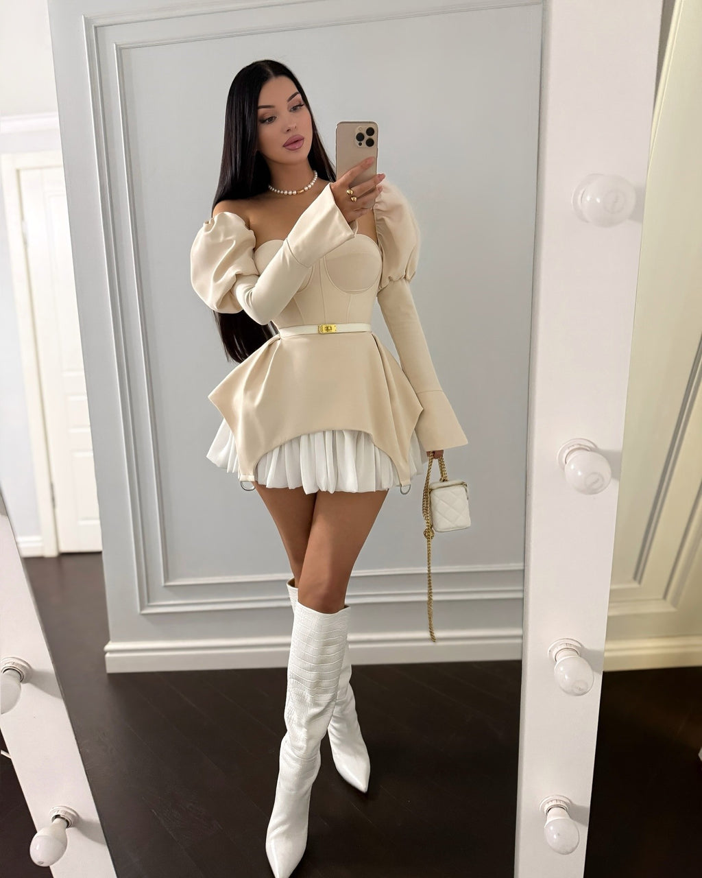 Elegantes Off-Shoulder Minikleid mit Puffärmeln – Cremeweiß