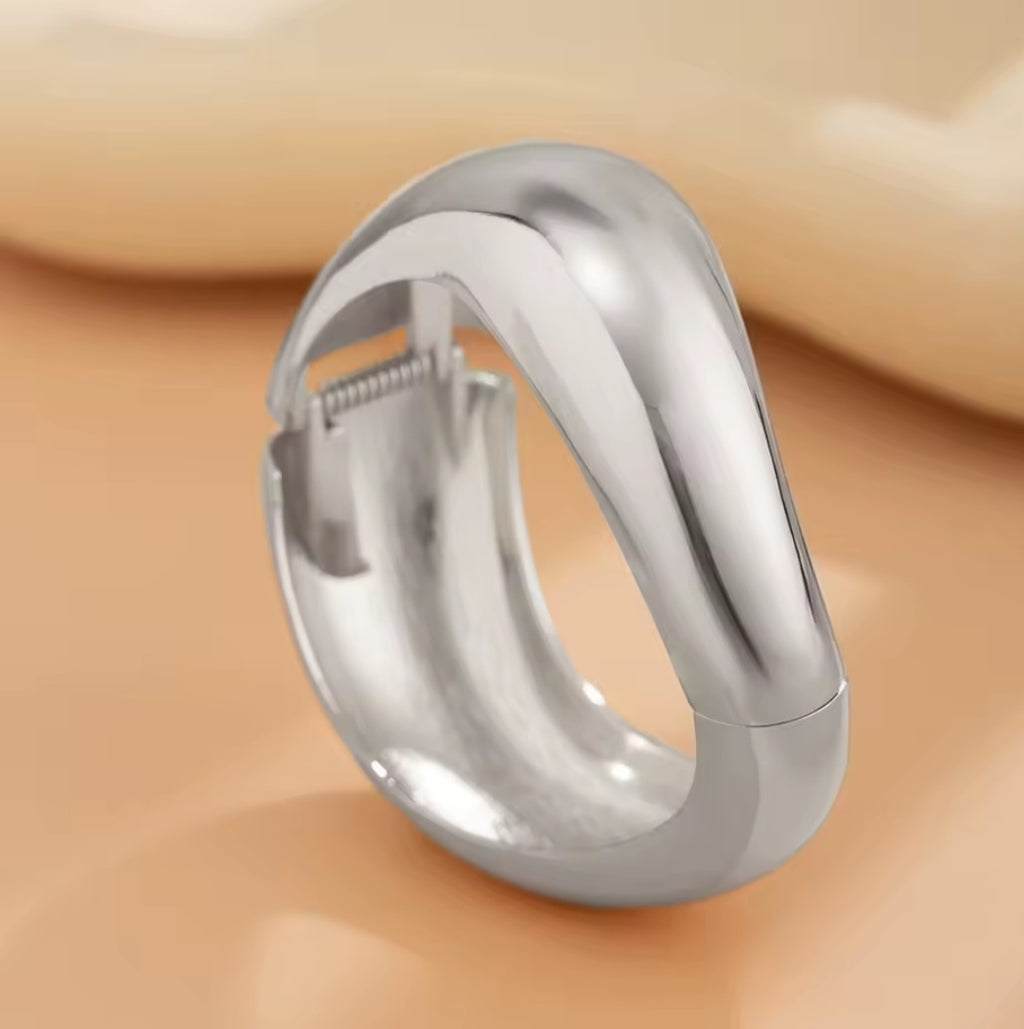 Nova Obscura – Skulpturale Armreifen in Gold & Silber