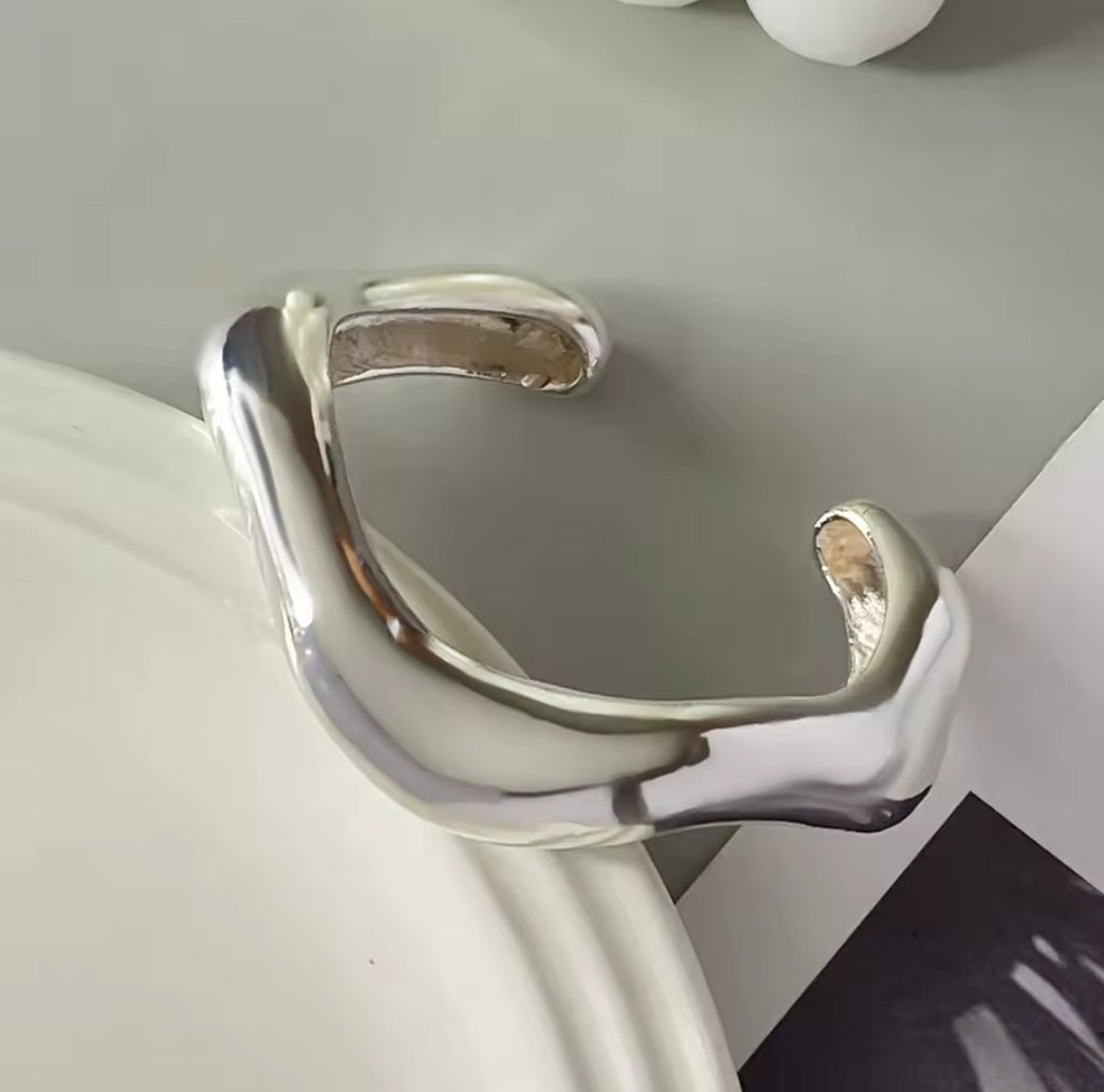 Nova Obscura – Skulpturale Armreifen in Gold & Silber