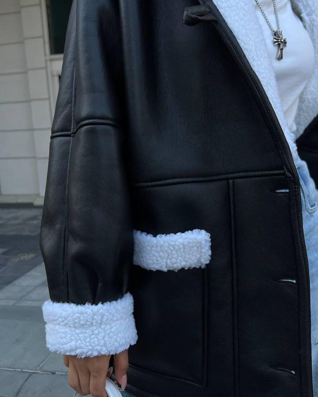 Elegant Cozy Damen Kunstlederjacke mit Fell & Bindegürtel