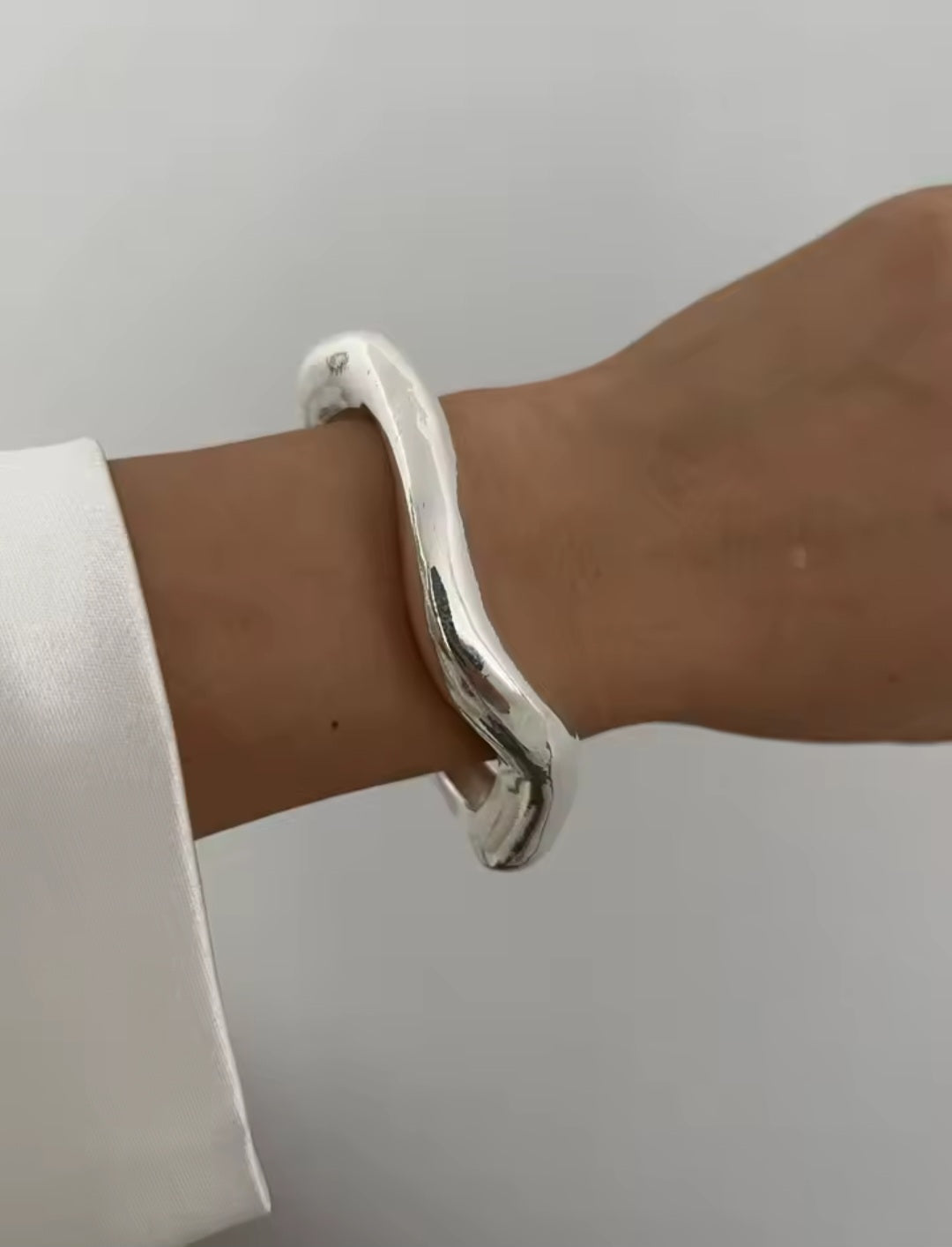 Nova Obscura – Skulpturale Armreifen in Gold & Silber