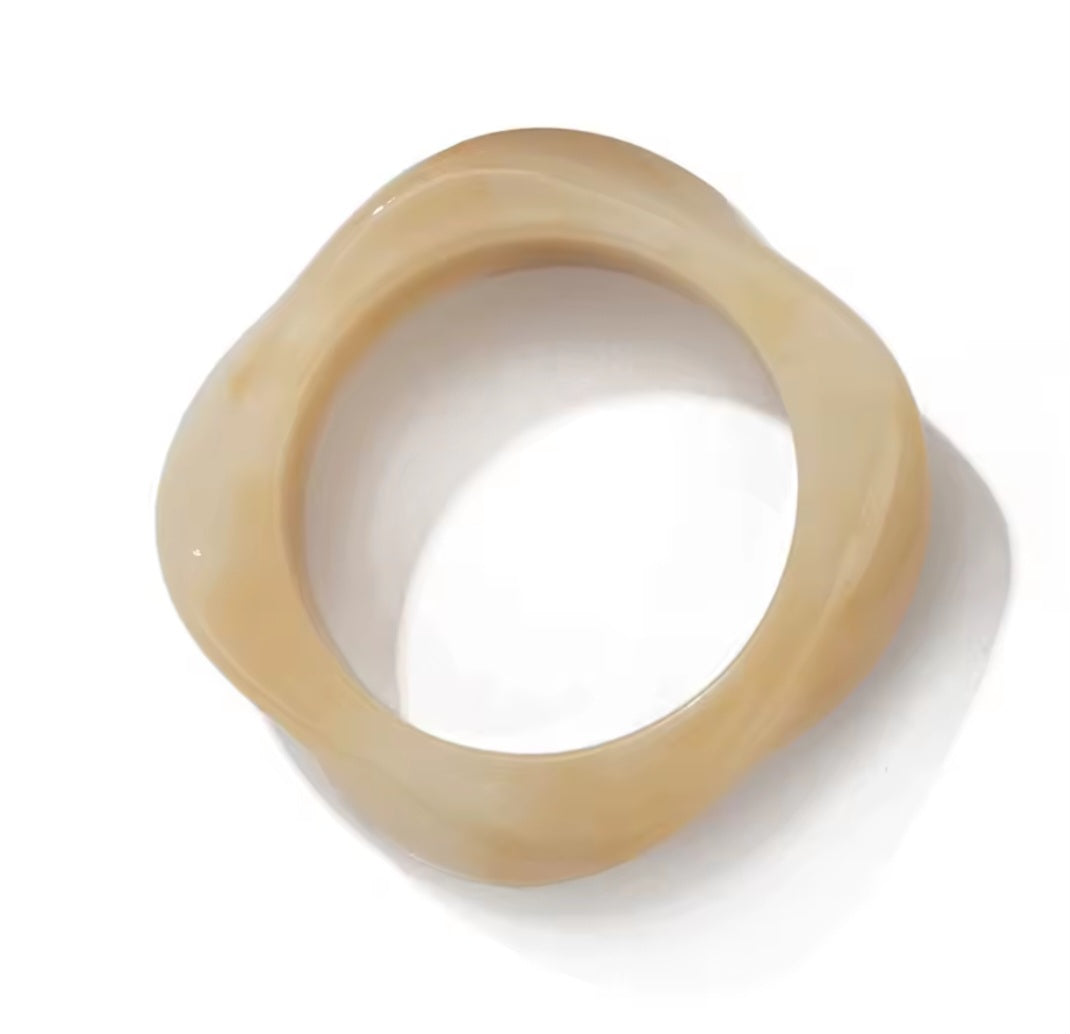 LUMA Curves – Chunky Resin Armreifen in Bernstein, Elfenbein & Mokka
