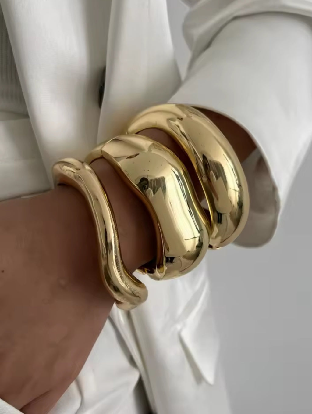 Nova Obscura – Skulpturale Armreifen in Gold & Silber