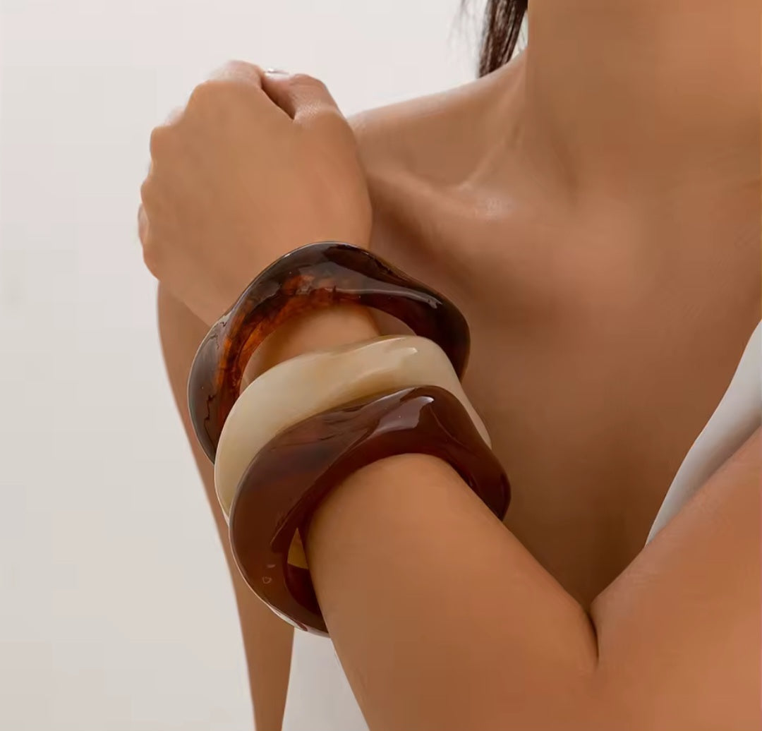 LUMA Curves – Chunky Resin Armreifen in Bernstein, Elfenbein & Mokka