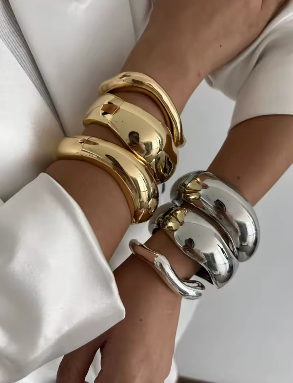 Nova Obscura – Skulpturale Armreifen in Gold & Silber