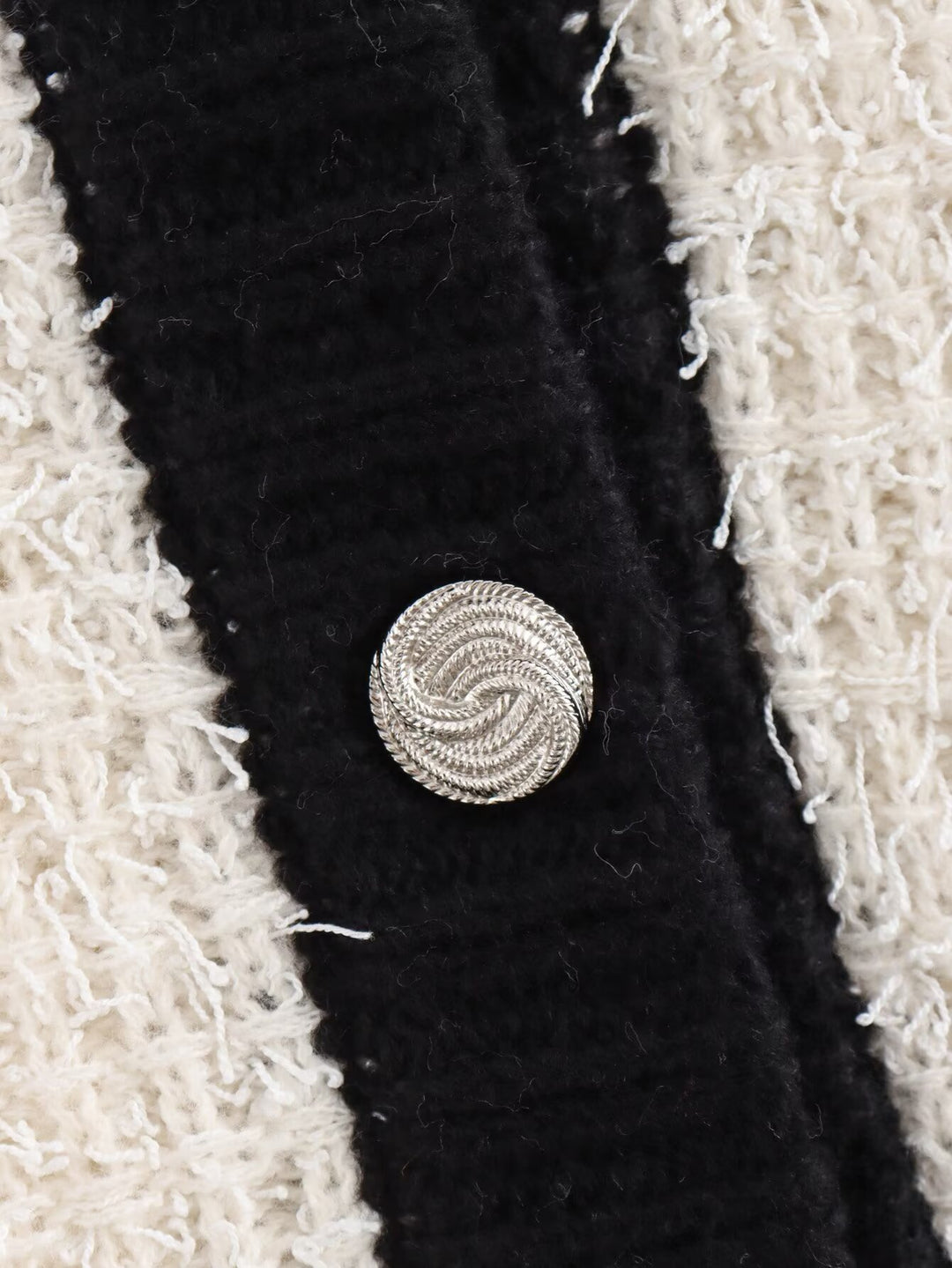 Elegantes Zweiteiler Outfit – Strick Cardigan & Rock in Creme-Schwarz