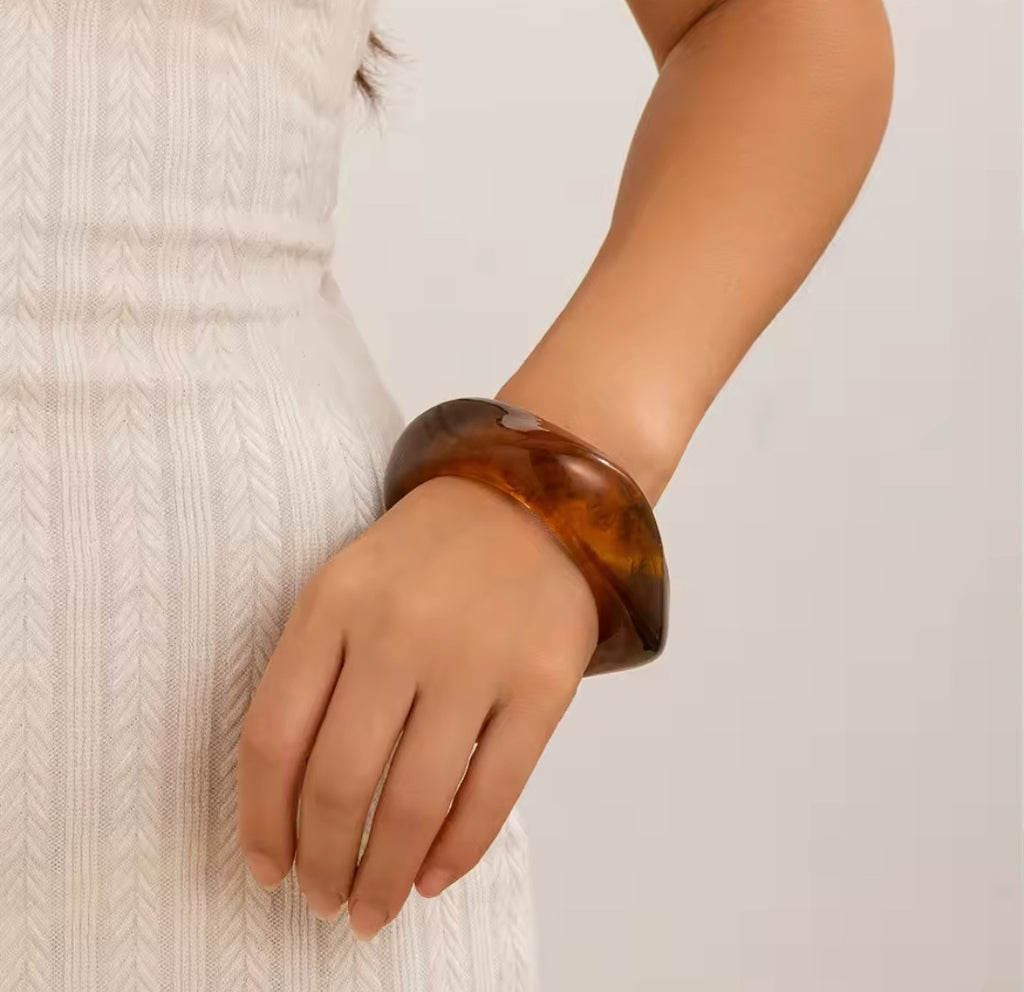 LUMA Curves – Chunky Resin Armreifen in Bernstein, Elfenbein & Mokka