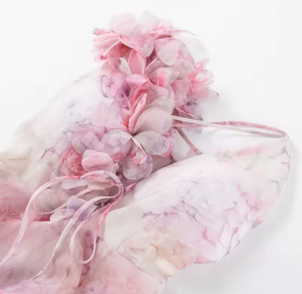 ARIA BLOOM – Das Statement-Dress mit 3D-BlütenFemininer Look, starker Auftritt