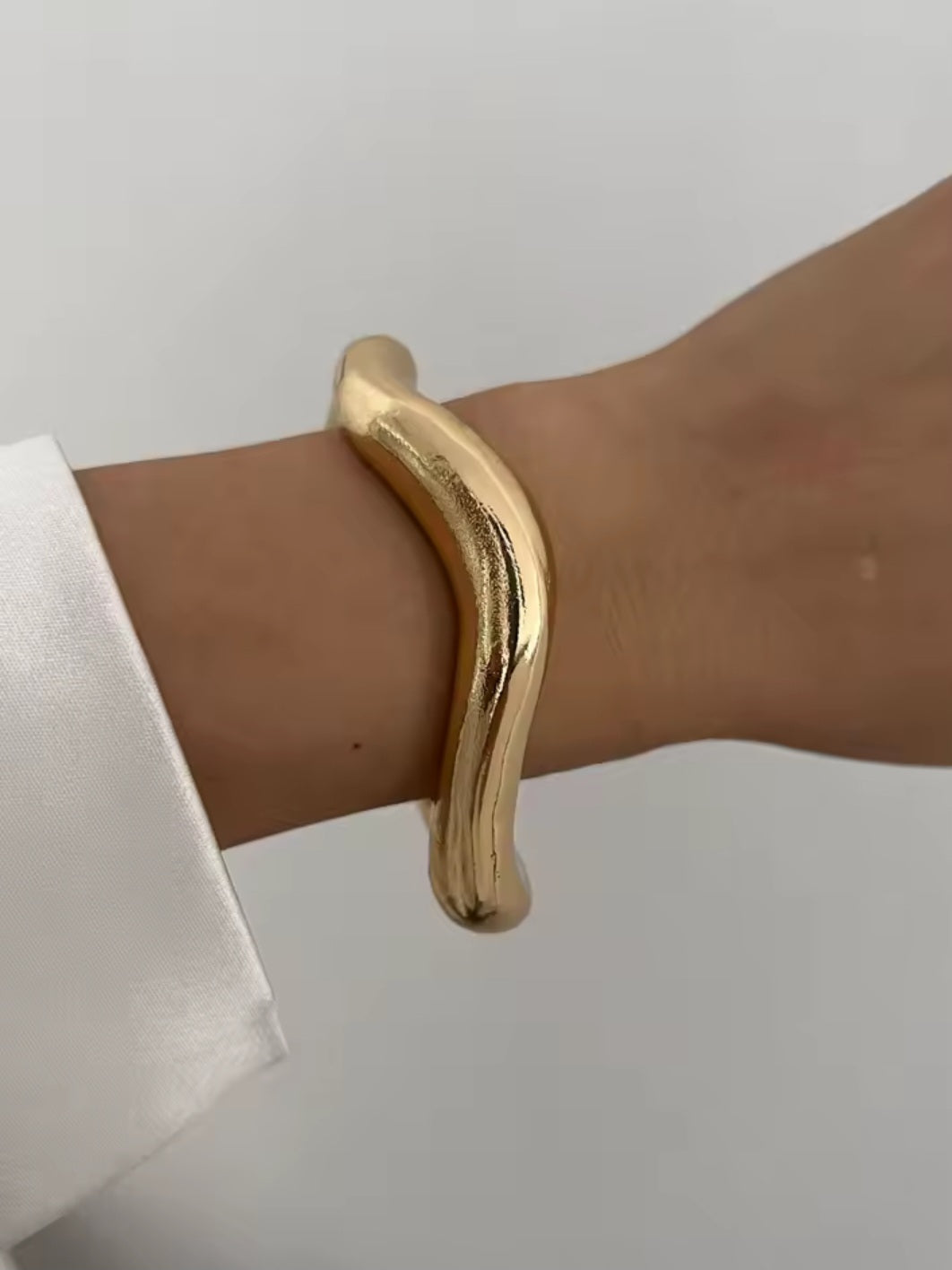 Nova Obscura – Skulpturale Armreifen in Gold & Silber