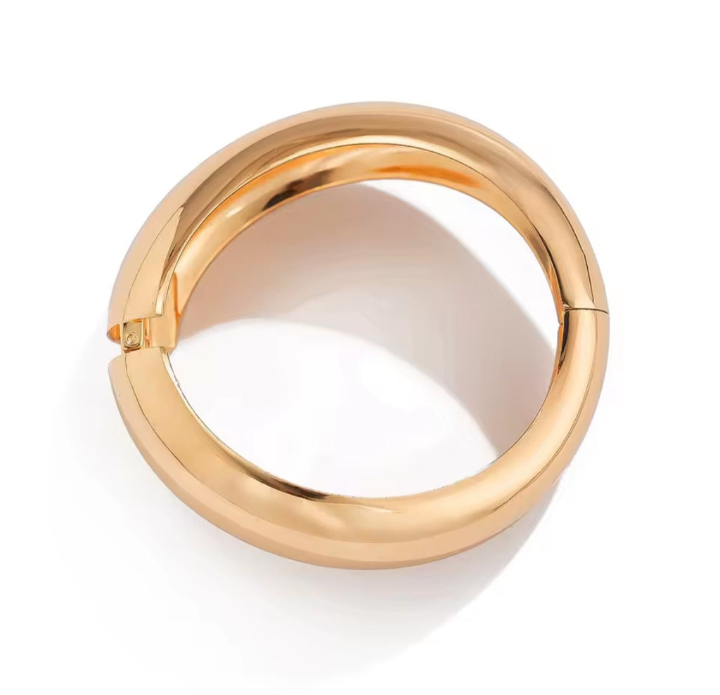 Nova Obscura – Skulpturale Armreifen in Gold & Silber