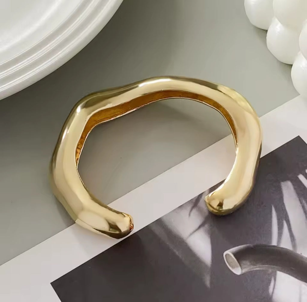 Nova Obscura – Skulpturale Armreifen in Gold & Silber