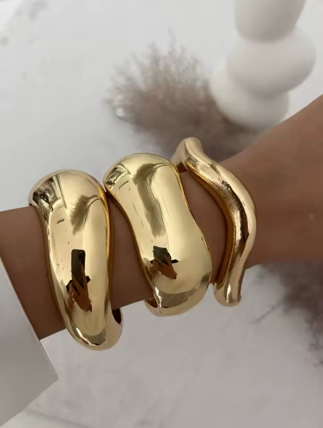 Nova Obscura – Skulpturale Armreifen in Gold & Silber