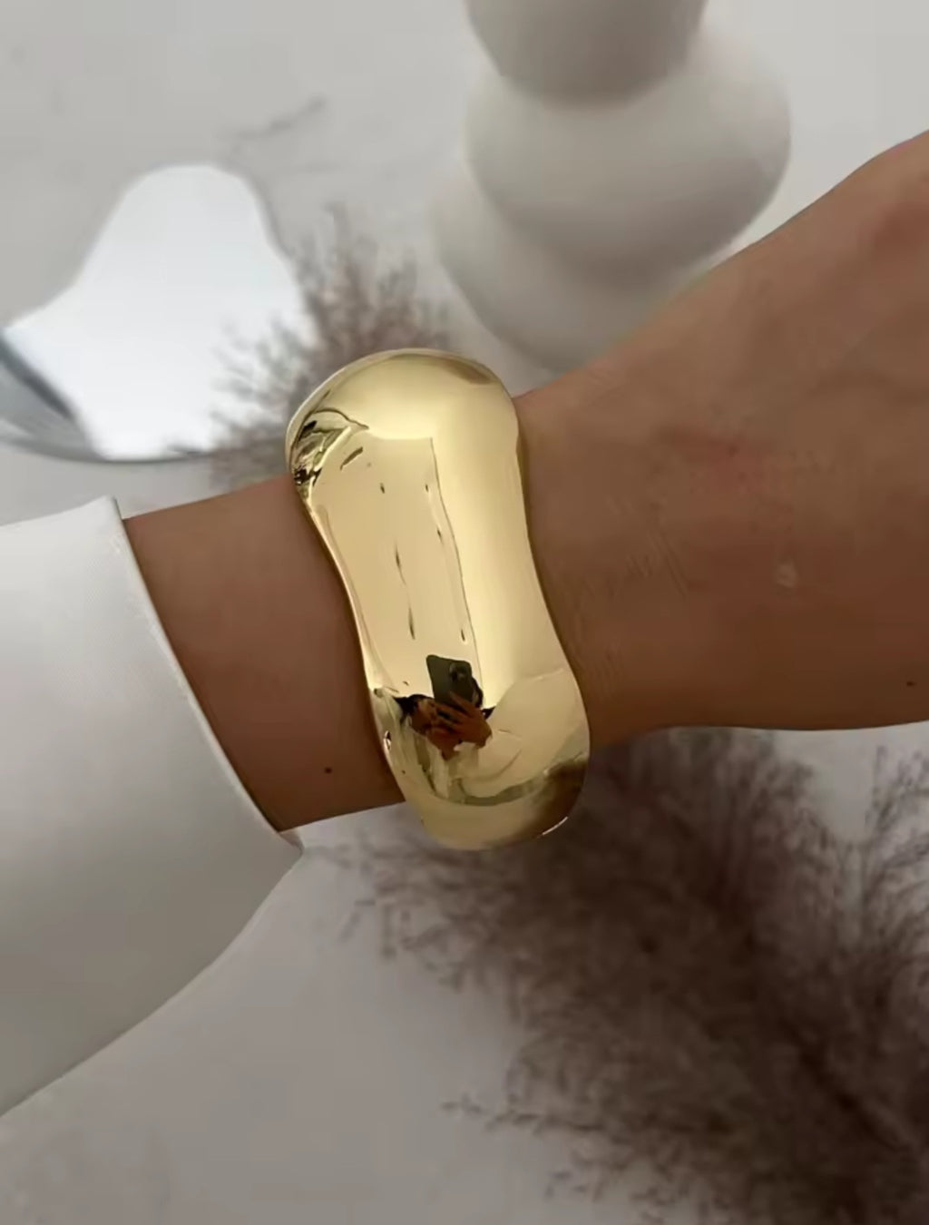 Nova Obscura – Skulpturale Armreifen in Gold & Silber